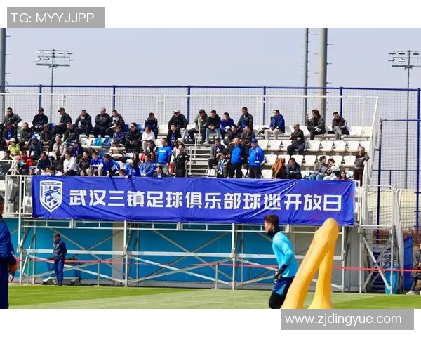 武汉足球队迎战上海队激烈对决引发球迷热情期待 武汉足球队迎战上海队激烈对决引发球迷热情期待